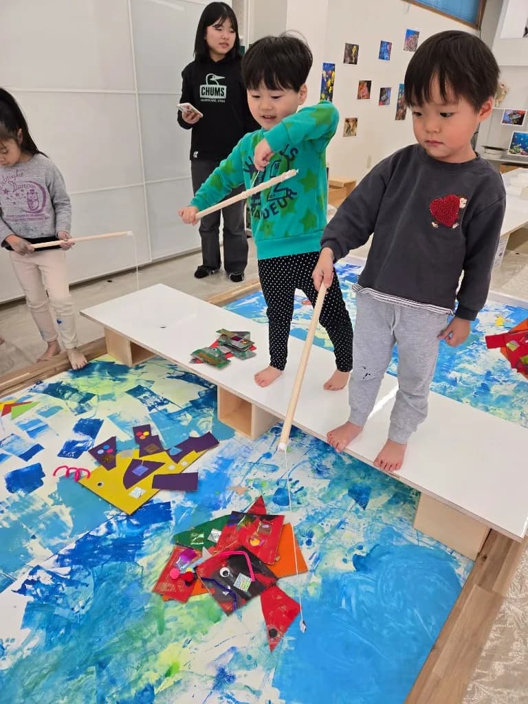 園で楽しく遊ぶ園児たち